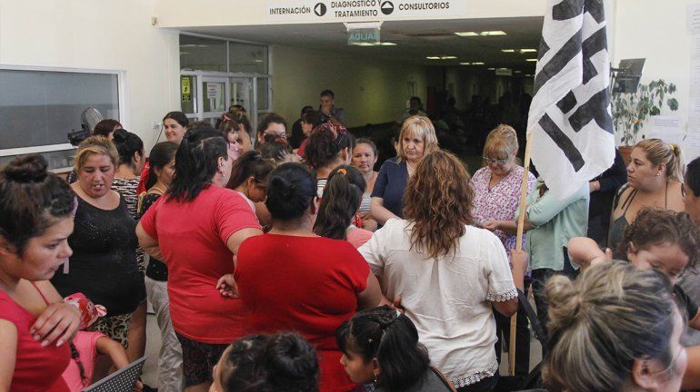 Vecinos de asentamientos cipoleños reclamaron en el hospital