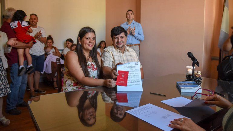 Claudia y Sebastían en medio de la ceremonia tras contraer matrimonio. 