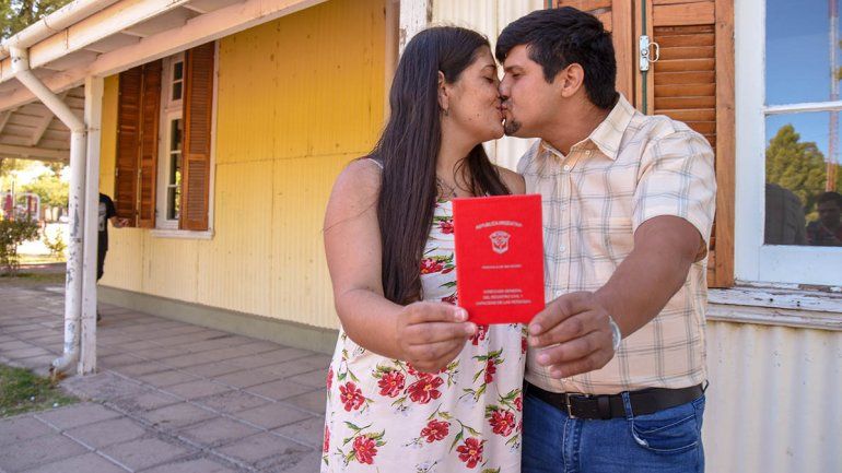 Festejan su matrimonio afuera del Registro Civil.