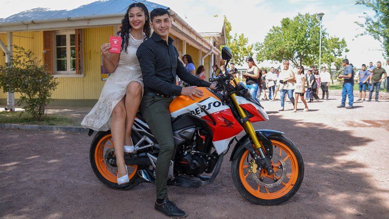 Nair y Daniel llegaron en moto a casarse. 