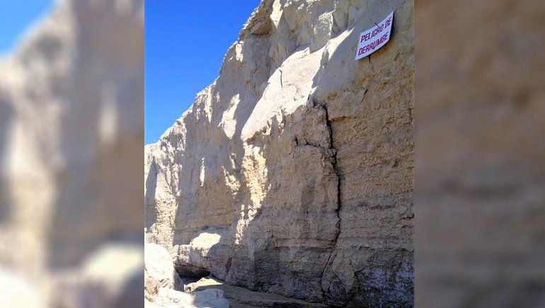 Otro bloque de piedras estaría en peligro de derrumbarse en Las Grutas. 