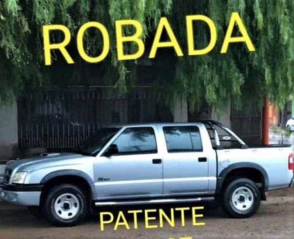 El dueño hizo publicaciones en Facebook por la camioneta robada en las 1200 viviendas. 