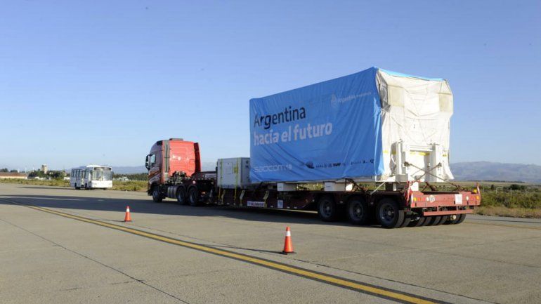 Así trasladaron el Saocom IB desde el Invap al aeropuerto de Bariloche. 