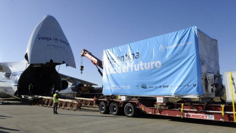 Así cargaban el Saocom 1B en el avión Antonov. 