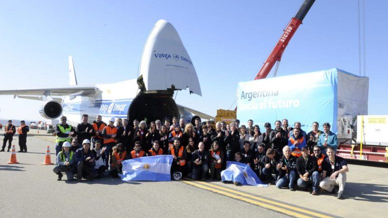 Todos los trabajadores que participaron de la construcción del satélite lo despidieron en el aeropuerto. 