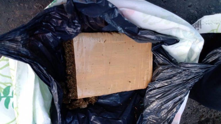 El ladrillo de marihuana hallado pesaba medio kilo. 