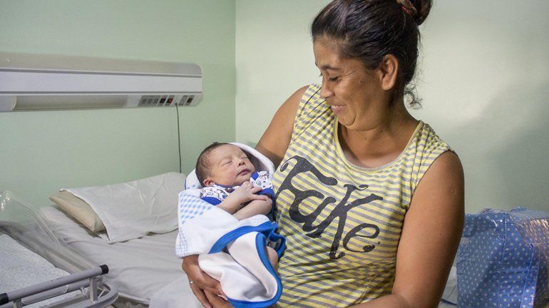 Jocelyn junto a su pequeño hijo.