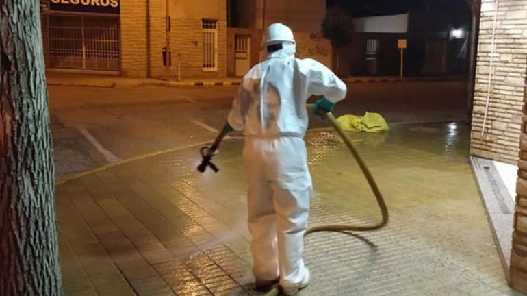 Personal de Bomberos de Cipolletti salió a desinfectar la ciudad 
