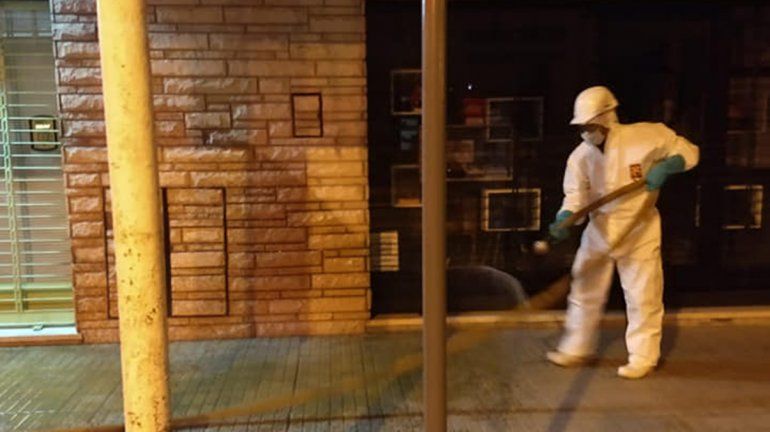 Personal de Bomberos de Cipolletti salió a desinfectar la ciudad 