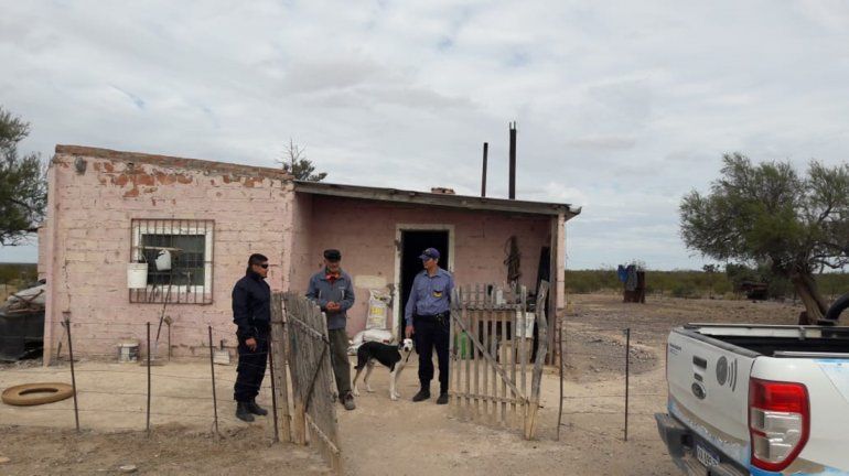 Polic&iacute;as solidarios ayudaron a un abuelo de 80 a&ntilde;os en Darwin