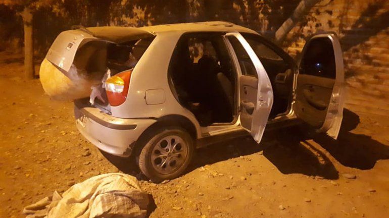 Robaron un auto y chocaron contra un paredón tras persecución de película