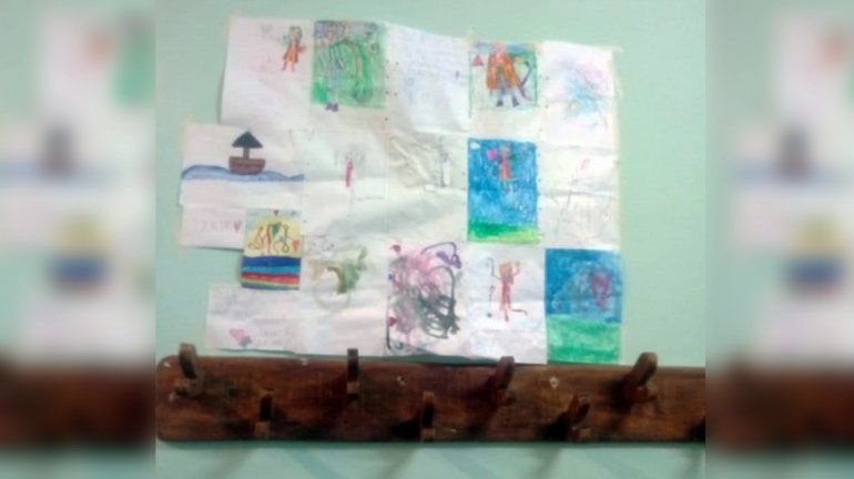 En la Cuarta tienen todos los dibujos de Ángeles en una pared. 