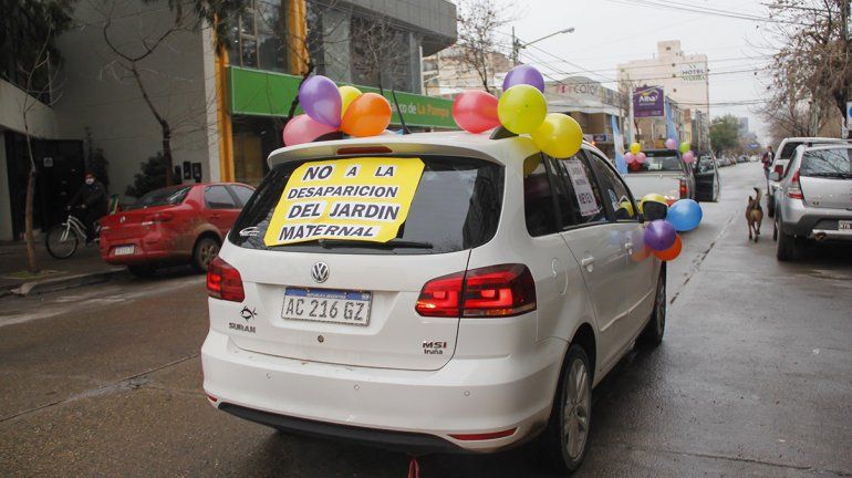 Multitudinaria caravana en defensa de jardines de infantes y maternales 