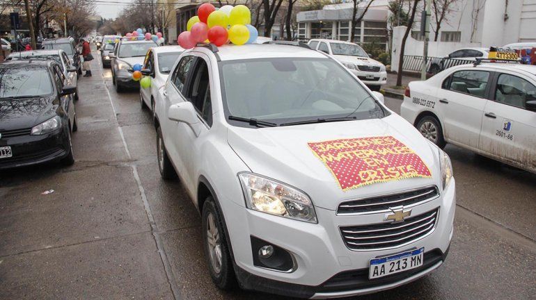 Multitudinaria caravana en defensa de jardines de infantes y maternales 