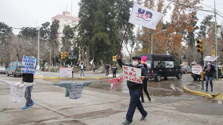 Docentes arrancaron la semana de protestas con un semaforazo
