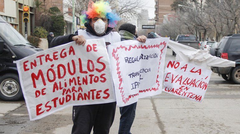 Docentes arrancaron la semana de protestas con un semaforazo