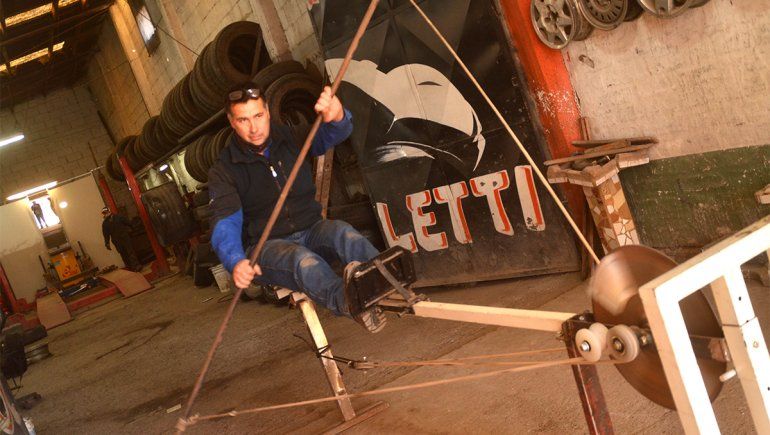 Los hermanos Pacheco reman fuera del agua.