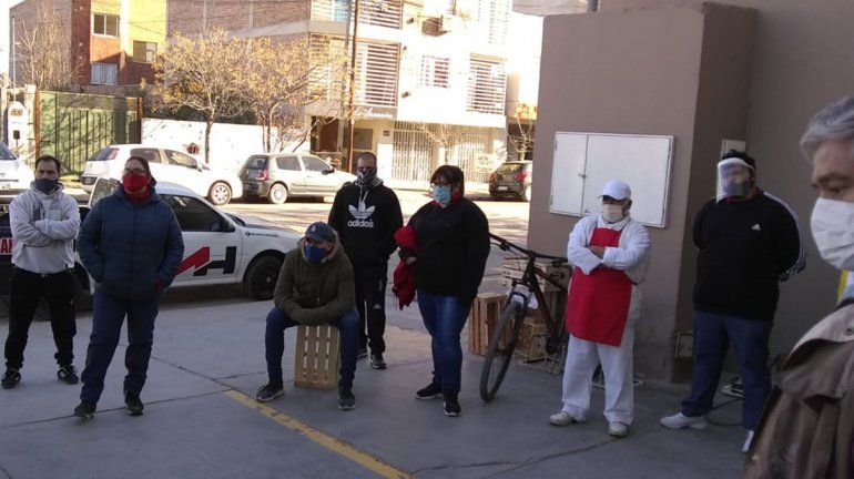 Piden que todos los trabajadores del supermercado sean hisopados&nbsp;