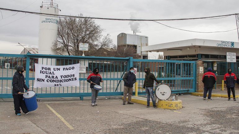 Trabajadores realizaron una protesta frente a la papelera Sanovo 