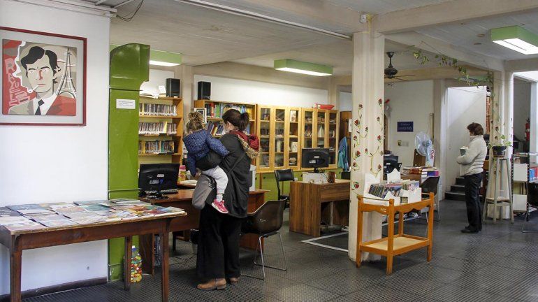 Con estricto protocolo, volvió a abrir la histórica biblioteca Rivadavia 