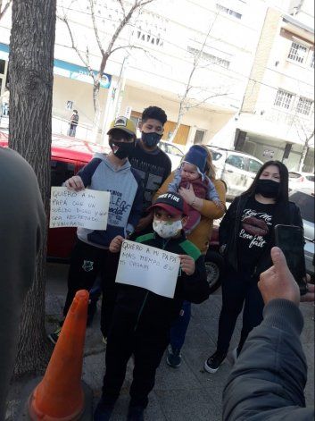 Familiares de los policías se concentraron frente a la Regional Quinta.