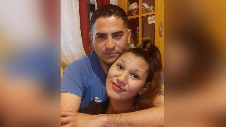 Le propuso matrimonio con los mariachis, afuera de una comisaría