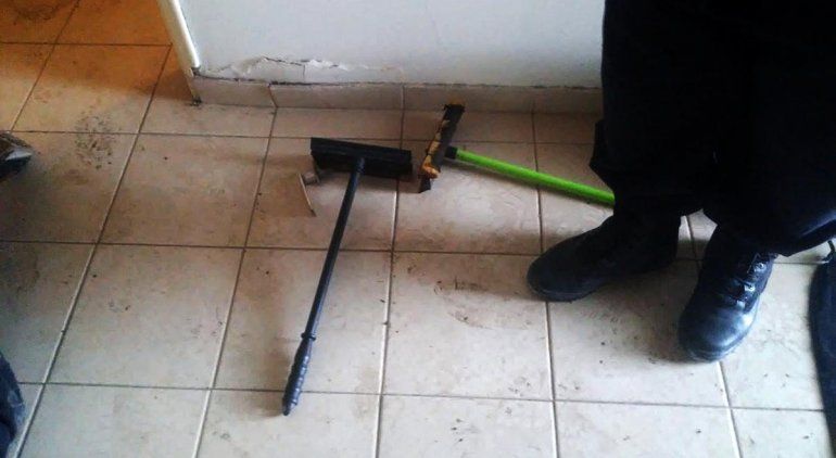Dos conocidos limpiavidrios robaron una casa en venta