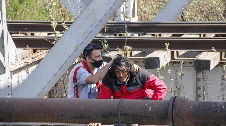 La mujer colgada del puente ferroviario ya está fuera de peligro