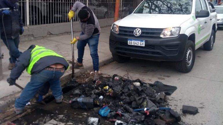 Limpiaron bocas de tormenta y sacaron hasta una llanta 