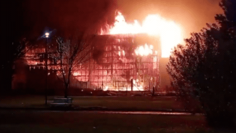 urgente: se incendia el deposito de la anonima de la calle tres arroyos