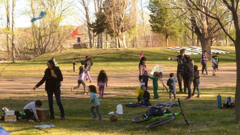 La primavera llegó con día fresco y un festejo controlado