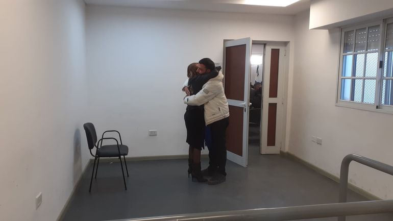 Un abrazo conmovedor entre Silvana Capello y Natanael al finalizar la audiencia.&nbsp;