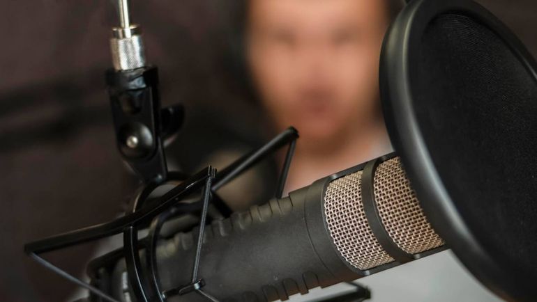 Un conductor de radio de la zona se metió en un gran lío.
