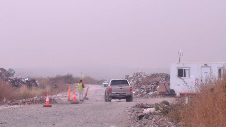 Desde una casilla que sirve de oficina de control se busca normalizar la compleja situación del basural.