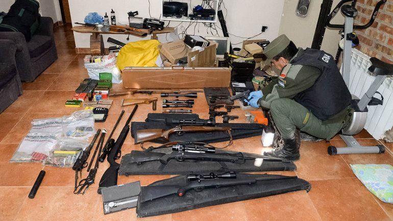 Allanamientos en todo el país: ensamblaban armas en Roca para los narcos de Brasil