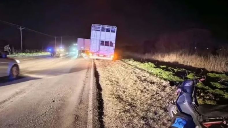 Murió una mujer en la ruta 11: se cayó de la moto y un camión la aplastó