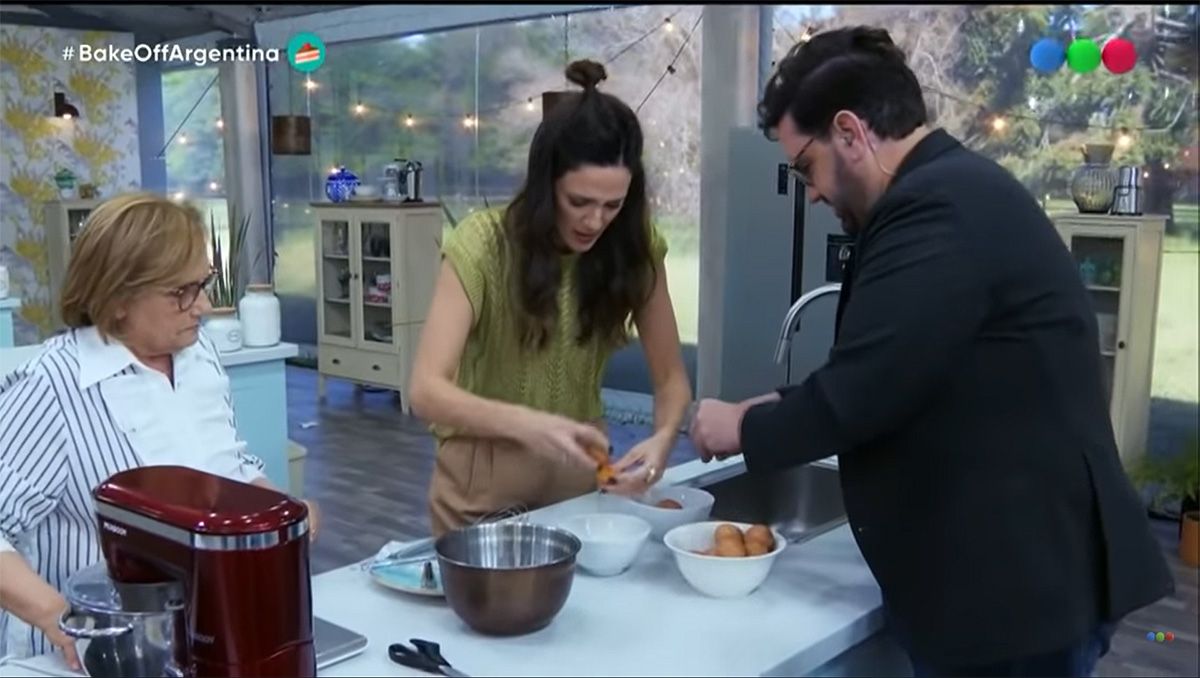 Paula Chaves abandonó su rol de conductora y cocinó en Bake Off