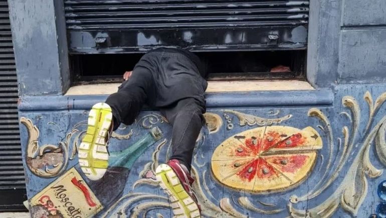 Ladrón quedó atrapado en la ventana de una pizzería