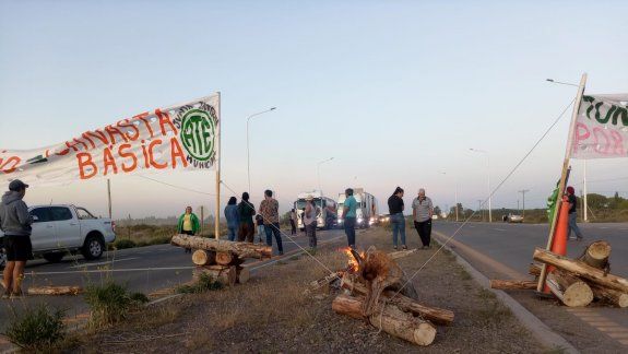 Municipales de Senillosa cortan la Ruta 22 por incremento salarial