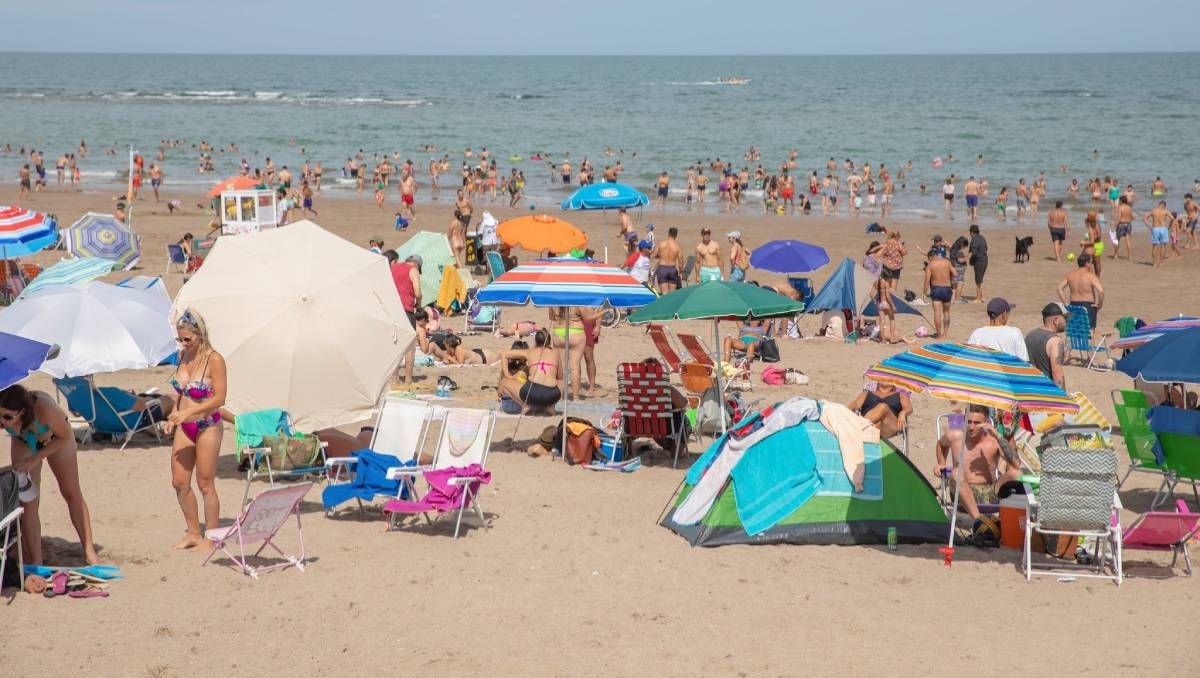 La venta de comida en la playa genera polémica en Las Grutas.