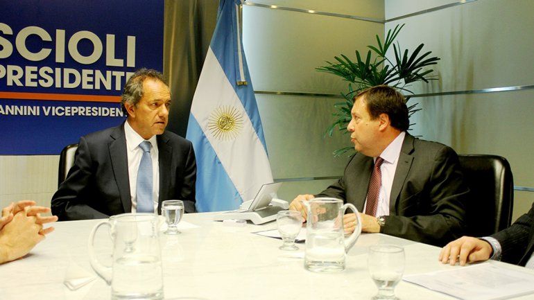 Daniel Scioli y Alberto Weretilneck firmaron un acuerdo ayer en Buenos Aires.
