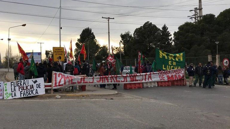 Ex trabajadores de MAM cortan el puente viejo en demanda de reincorporación e indemnización copy