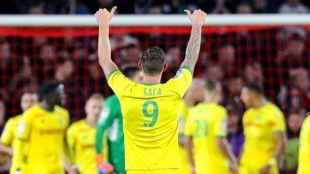 sala envio un mensaje a sus amigos por whatsapp en pleno vuelo