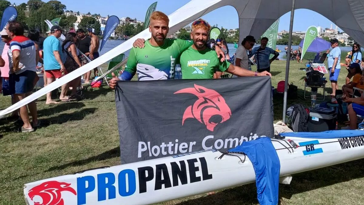 Nico Jara (izquierda) y Nico Cifuentes (derecha) se llevaron su premio en la Regata del Río Negro.