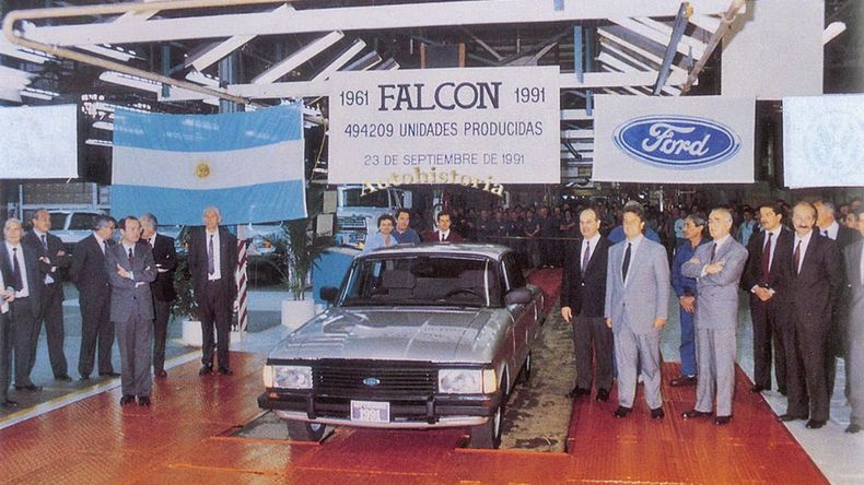 El último Ford Falcon al salir de la línea de montaje en General Pacheco, el 10 de septiembre de 1991. 