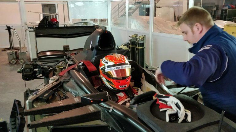 Urcera probando la butaca del monoposto con el que hoy girará en España.