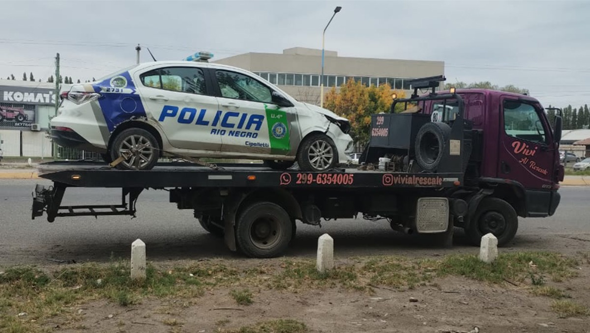 El patrullero chocó con una camioneta en Ruta 22.