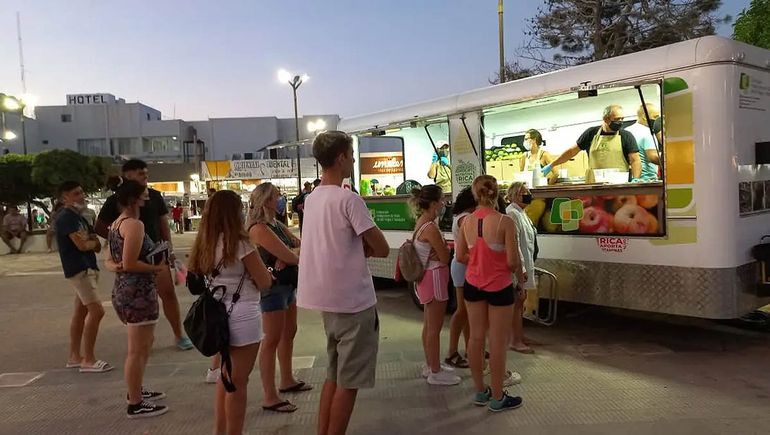 Las frutas del Valle deleitaron a los turistas de Las Grutas