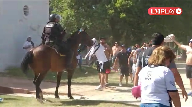 Los hinchas discuten cara a cara con la policía en medio del incidente.