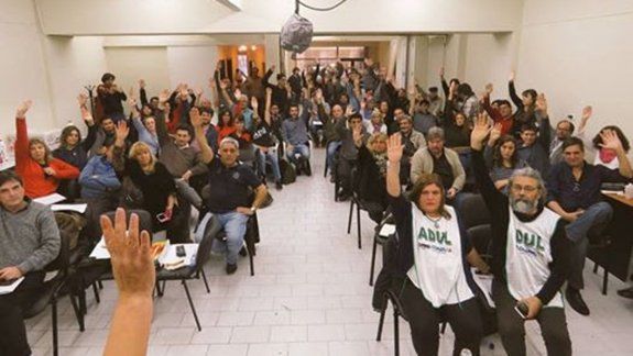 Los docentes universitarios definieron un plan de lucha.